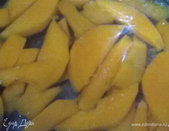 Тыкву нарезать, залить водой, подсолить. Варить с момента закипания 5 минут.