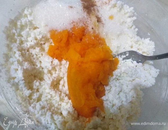 Творог размять, добавить соль, сахар, мускатный орех и тыкву. Хорошо перемешать.