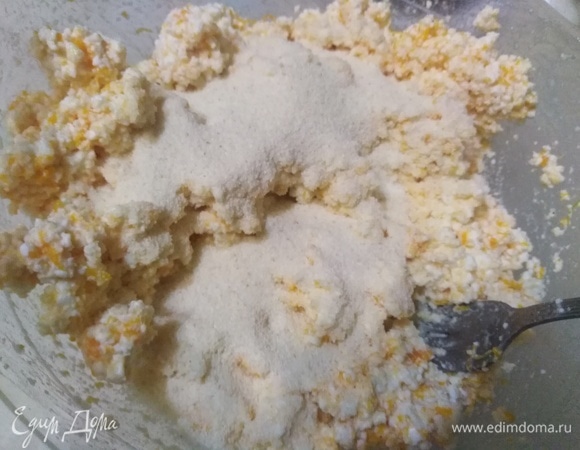 Всыпать манную крупу. Перемешать.