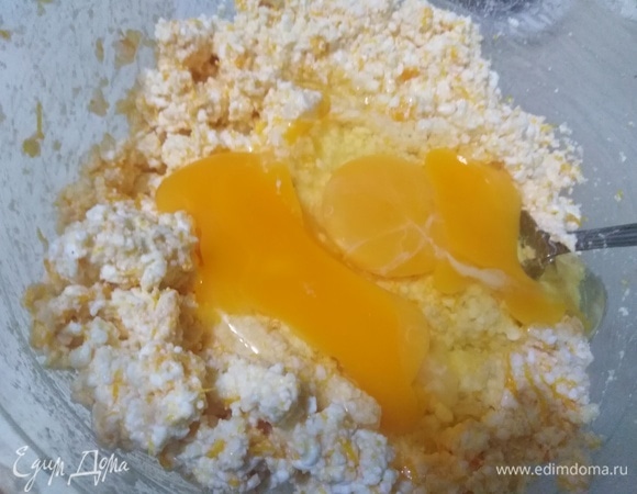 Добавить яйца. Перемешать. Массу оставить на 15 минут.