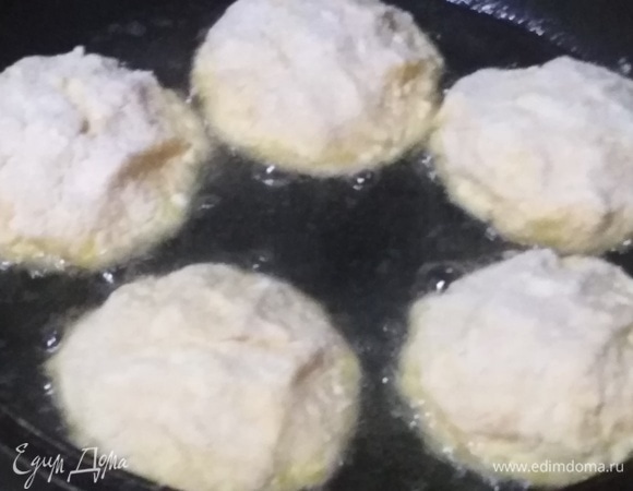 Сформировать сырники. Обвалять в муке. Выложить на сковороду с разогретым растительным маслом.