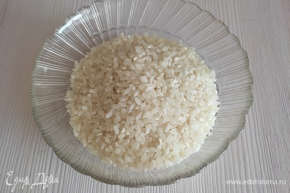 Рис хорошо промыть и отварить в небольшом количестве воды до полуготовности (около 10 мин). Откинуть на сито и остудить.