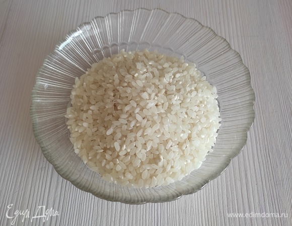 Рис хорошо промыть и отварить в небольшом количестве воды до полуготовности (около 10 мин). Откинуть на сито и остудить.