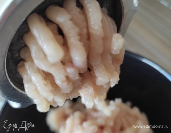 Взять готовый фарш или пропустить куриное филе через мясорубку вместе с луком.