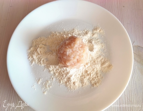 Смешать фарш, рис, добавить соль по вкусу, хорошо перемешать. Можно по своему вкусу добавить специи. Сформировать небольшие тефтельки, слегка обвалять их в муке.