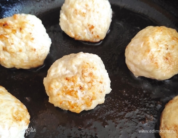 Обжарить на сковороде до золотистой корочки.