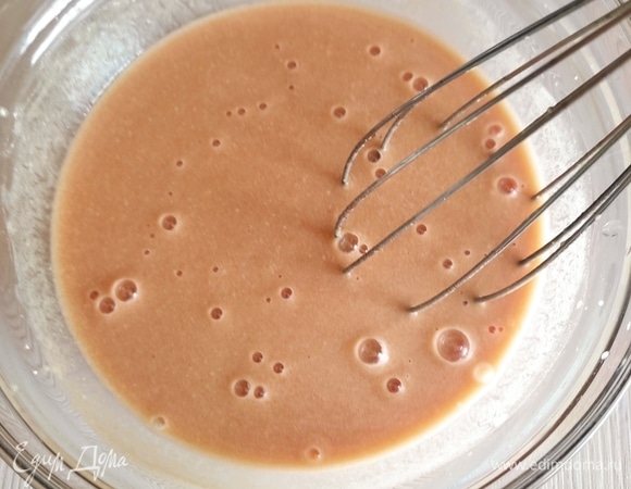 Для соуса смешать с помощью венчика воду, томатную пасту, сметану и муку до однородности, посолить по вкусу. Можно добавить любимые специи.