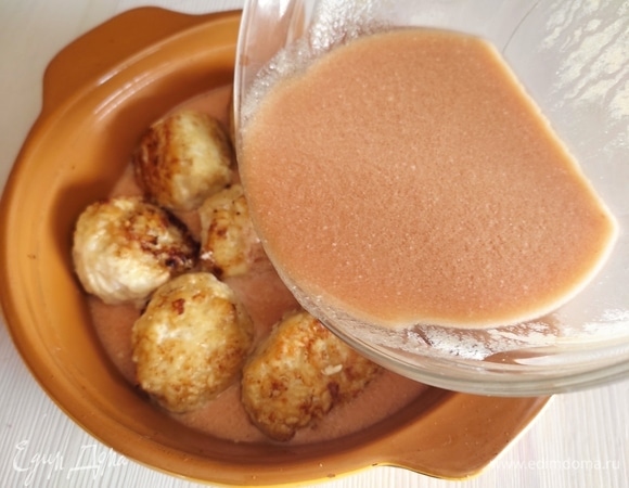 В форму для запекания выложить тефтельки, залить их соусом и поставить в разогретую до 180°C духовку на 10–15 минут. Особенно вкусны тефтели с картофельным пюре. Приятного аппетита!