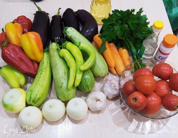 Подготавливаем все нужные овощи: моем, чистим.