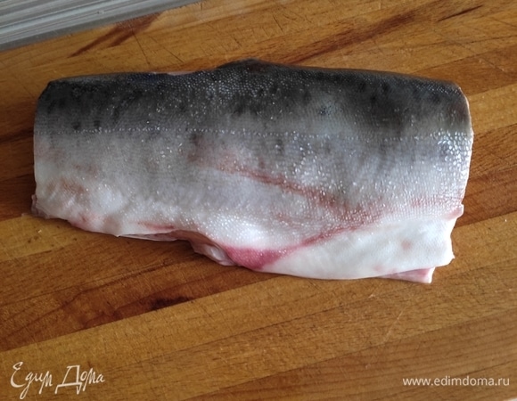 С тушки горбуши снять шкуру и отделить филе, пропустить филе через мясорубку вместе с луком.