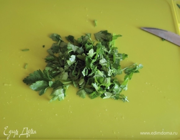 Мелко нарубить петрушку.