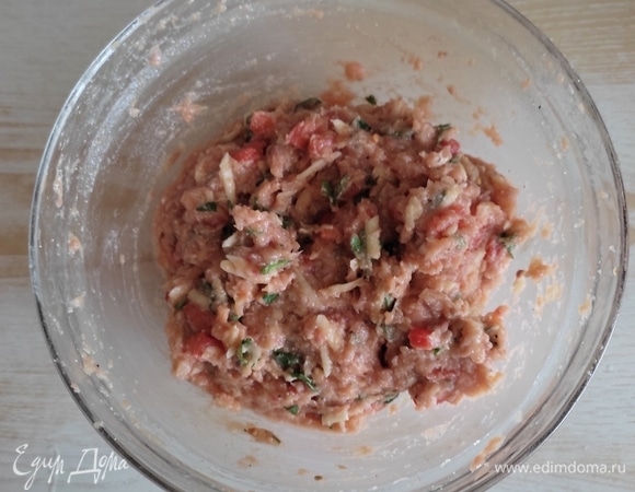 Фарш хорошо вымешать до однородности.