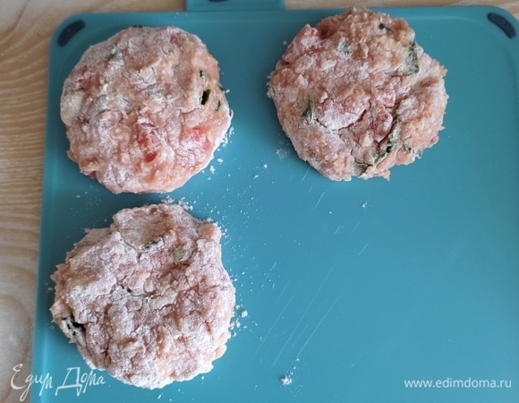 Сформировать котлеты, обвалять каждую в муке.