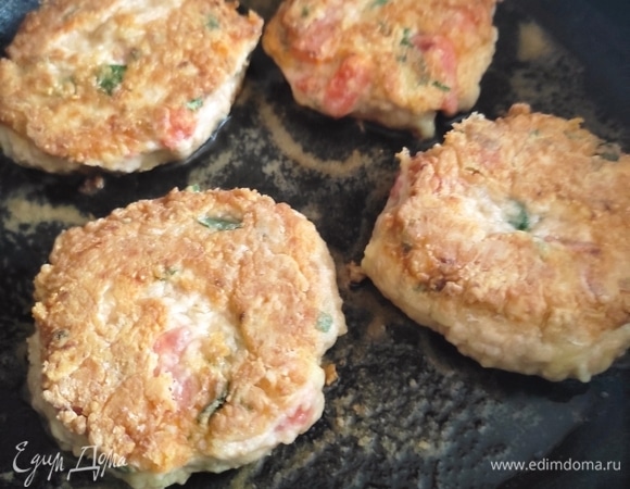 Обжарить на сковороде по 2–3 минуты с каждой стороны.