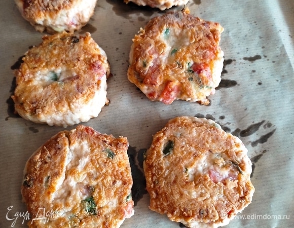 Можно выложить в форму для запекания или просто на противень, застеленный пергаментом, и довести до готовности в духовке при 180°C примерно за 10–15 минут. Ориентируйтесь по своей духовке.