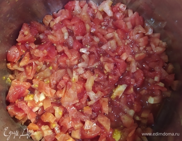 Мелко нарезать, положить в кастрюлю.