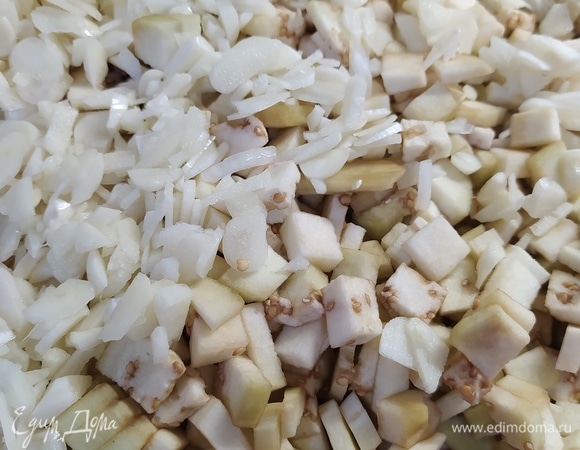 Нарезаем мелко лук.