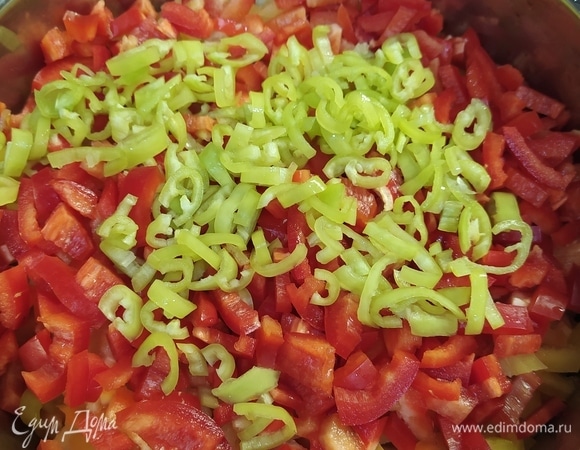 Мелко нарезать перец болгарский и перец острый.