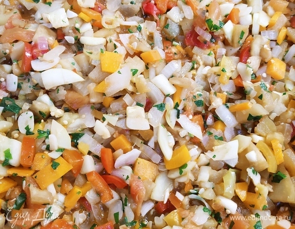 Добавляем мелко нарезанную зелень. Тушим еще 5 минут. Закрываем в стерилизованые банки.