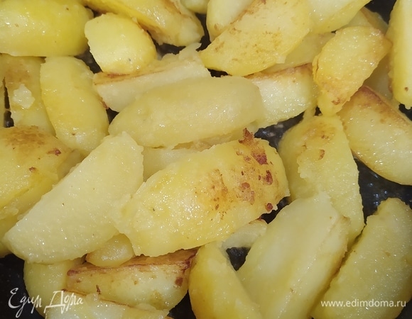 Разогреваем сковороду, кладем сливочное масло и нарезанную вареную картошку. Жарим до золотистой корочки.