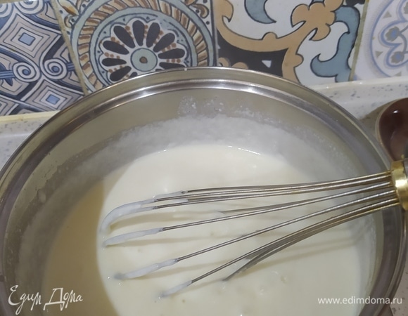 Сливки 10% выливаем в сотейник, доводим до кипения, добавляем тертый сыр, на слабом огне размешиваем до однородной массы.