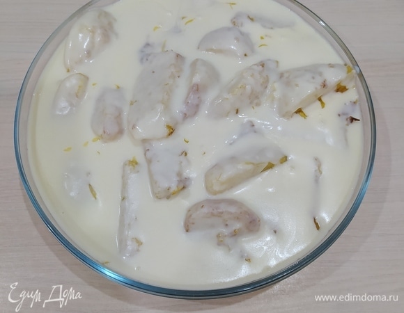 Выкладываем картофель в форму для запекания, заливаем сливками с сыром. Желательно включить верхний гриль на 150–160°C. Ставим в духовку на 10–15 минут.