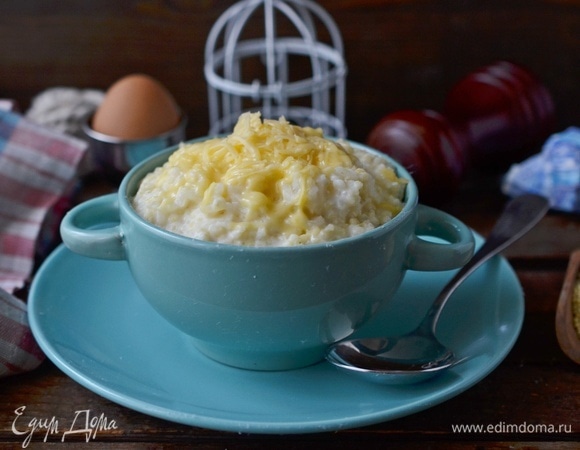 Перемешайте, разложите в тарелки, украсьте сыром и подавайте к столу.