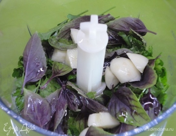 Для соуса все ингредиенты, пару щепоток соли и свежемолотый черный перец поместить в блендер и взбить.