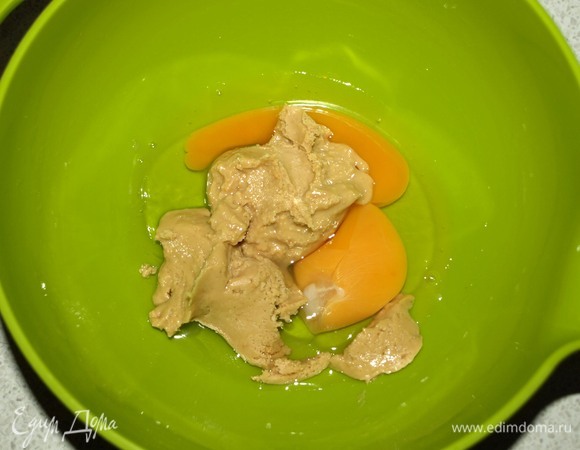 Продукты, кроме сливочного масла, должны быть комнатной температуры. Арахисовую пасту соединить с куриным яйцом, взбить в однородную массу.