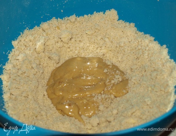 Муку просеять, соединить с разрыхлителем, сахаром или сахарной пудрой, корицей и солью. Перемешать. Добавить холодное сливочное масло, нарезанное кубиками, и перетереть в крошку. Соединить с яично-арахисовой смесью.