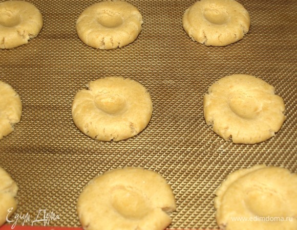 Отрываем от теста кусочки, у меня каждый кусочек весит 23 г. Скатываем шарики и выкладываем на противень, застеленый пекарской бумагой или силиконовым ковриком. Шарики слегка придавливаем, делаем в заготовках углубление. Шарики придавливаем на противне, не надо этого делать на ладони. Отправляем в холодильник на 1 час. Я не отправляла, а выпекала сразу. Отправляем в заранее разогретую до 180ºС духовку на 15 минут. Ориентируйтесь на свою духовку.