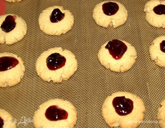 Достать готовое печенье. Углубление еще на горячем печенье наполнить джемом.
