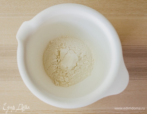 В чашу просеять муку.