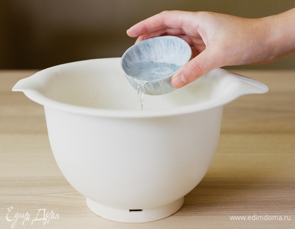 Влить воду и замесить тесто.
