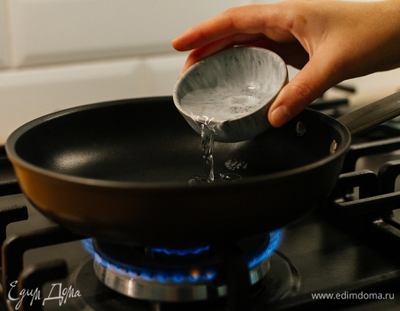 Для начинки налить в сковороду воды.