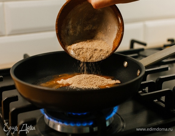 Добавить смешанные вместе крахмал, корицу, сахар, ванильный сахар. Довести до кипения.