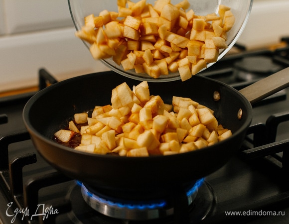 Добавить очищенные и нарезанные кубиками яблоки. Можно взять 2 маленьких яблока или 1 среднее.