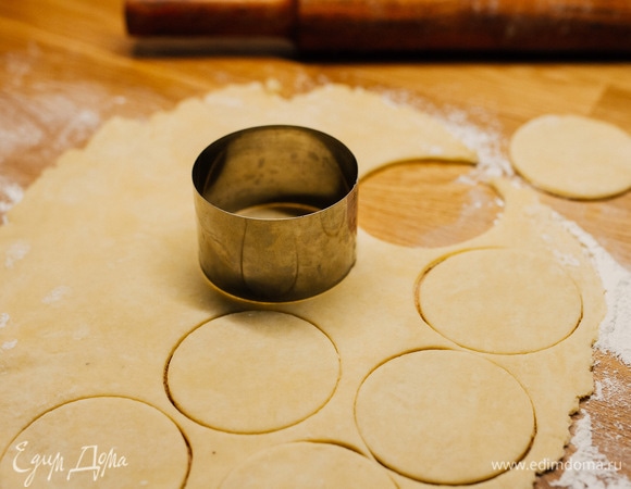Тесто раскатать в пласт и вырезать круги (у меня диаметр примерно 6–7 см).