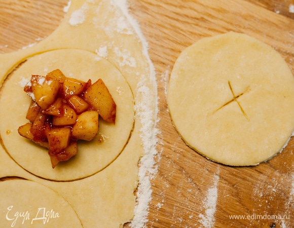 На один круг выложить начинку, на другом сделать небольшой надрез в виде крестика.