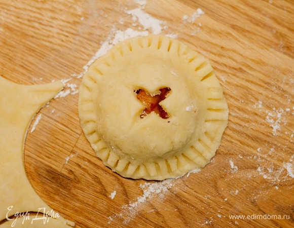 Соединить и защипнуть, вилкой придавливая края. Таким образом сделать все печенье.