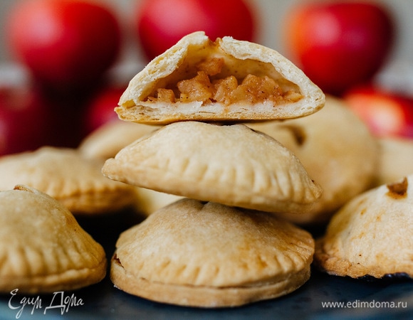 Выпекать при 180°C 20–30 минут до золотистого цвета. Перед подачей остудить 10 минут. Приятного аппетита!