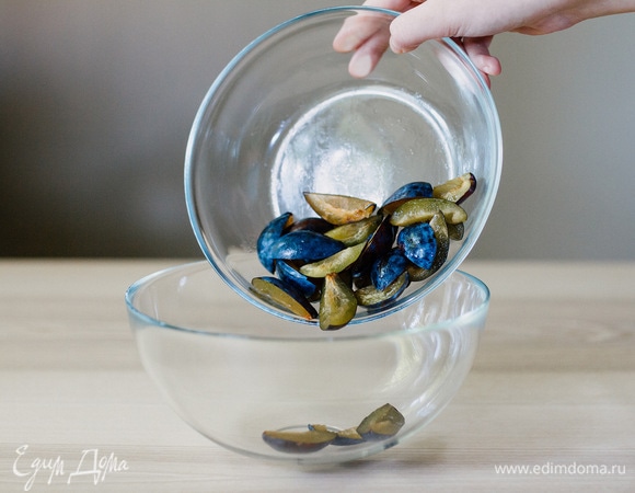 Сливы промыть, очистить (в рецепте указан вес без косточек) и нарезать на четвертинки. Сливы лучше брать не сладкие, с кислинкой.