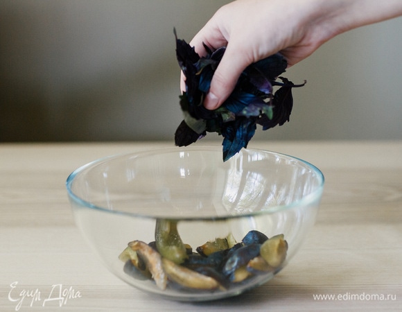 Базилик (небольшой пучок) промыть и просушить. Оборвать листья и мелкие ветви, стебель убрать. Соединить со сливами.