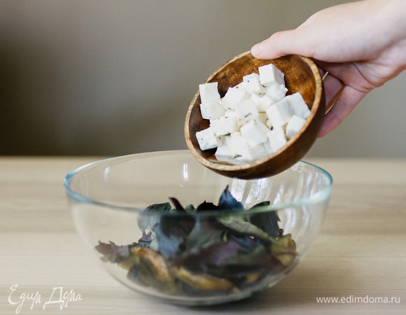 Добавить нарезанную на кубики фету.