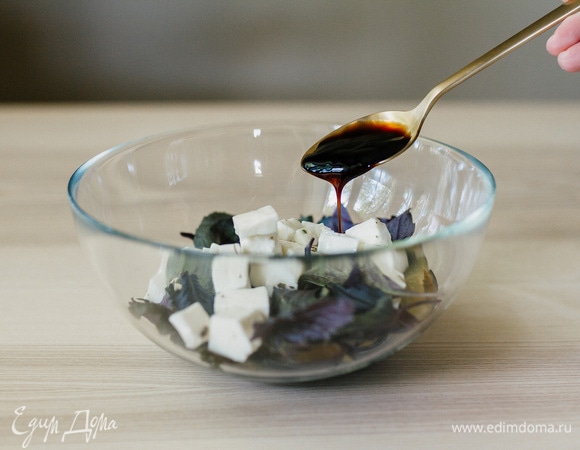 Заправить бальзамическим соусом и оливковым маслом.