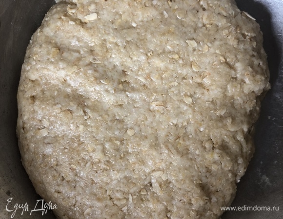 Смешать все сухие ингредиенты для теста, добавить кипяток и масло, замесить плотное мягкое тесто, накрыть полотенцем и убрать до полного остывания.