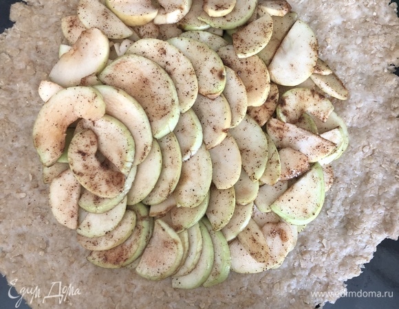 Яблоки очистить от косточек и нарезать тонкими пластинками, добавить сахар, корицу и хорошо перемешать. Готовое остывшее тесто раскатать в пласт толщиной 2–3 мм, в центр пласта выложить яблоки, отступая от края 3–4 см.