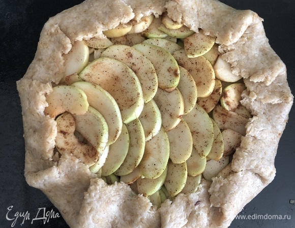 После того как выложили начинку, подворачиваем края и ставим выпекаться в разогретую до 180°C духовку на 30–35 минут. Подавать к чаю как самостоятельный десерт или с шариком мороженого. Приятного чаепития!