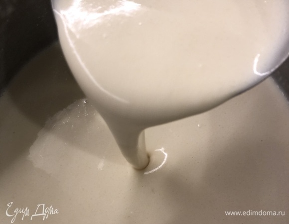 Вбиваем яйца в молоко и тщательно перемешиваем венчиком до однородности. Затем добавляем соль, сахар, масло и просеянную с содой муку. Очень важно хорошо смешать все ингредиенты. Если тесто получится гуще желаемого, нужно добавить воды.