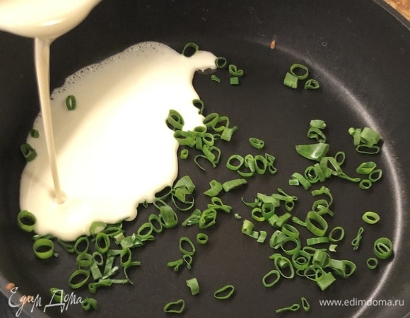 Когда тесто готово, мелко нарезаем лук и начинаем печь: столовую ложку лука выкладываем на раскаленную сковороду и сразу же сверху наливаем тесто, распределяя его по всей поверхности. Выпекаем блины с обеих сторон, повторяем, пока не закончатся лук или тесто. Блинчики получаются очень вкусными и ароматными.